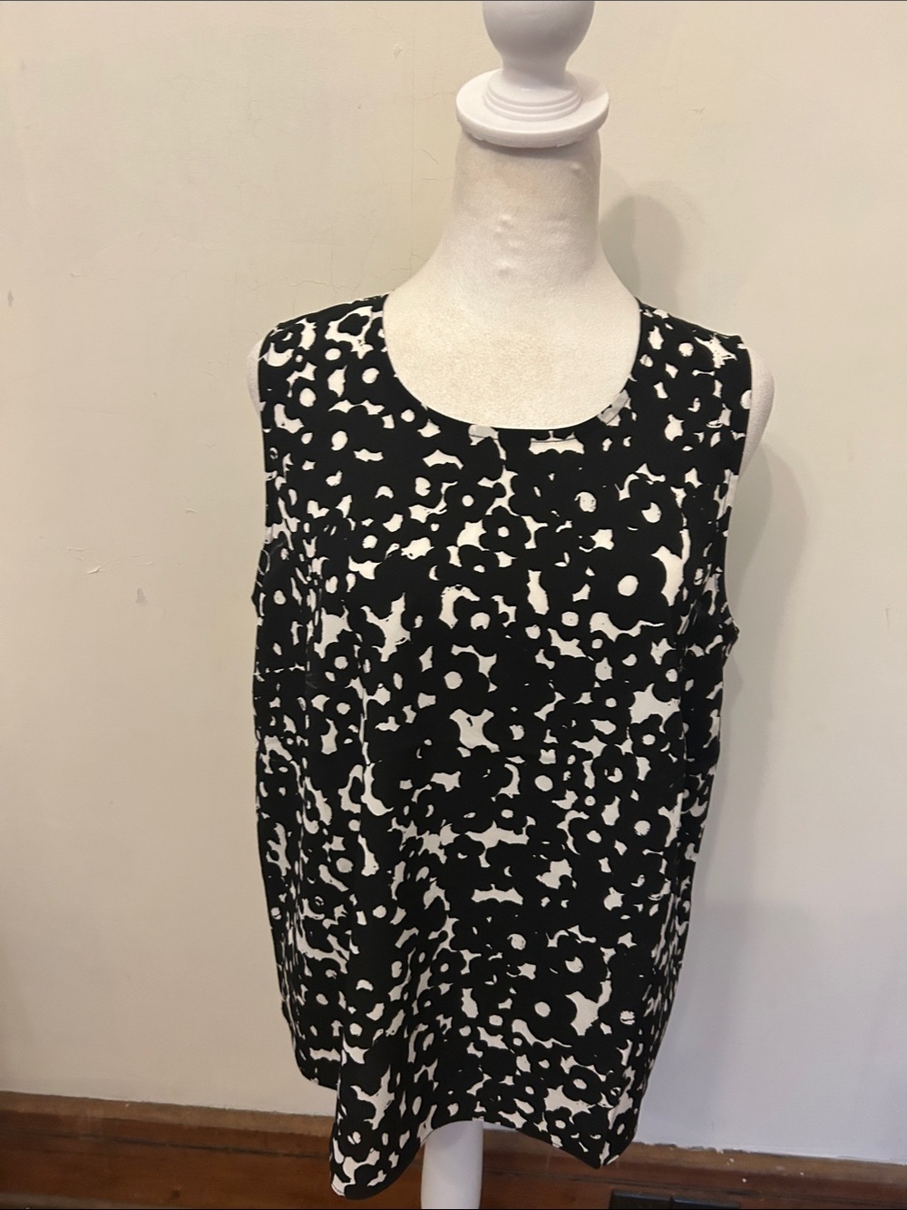 Cabi Sleeveless Black and White Floral Print Blouse Size M EUC